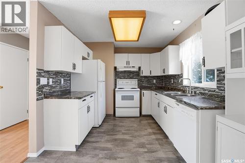 538 Bowman Lane, Saskatoon, SK - Indoor Photo Showing Kitchen With Double Sink