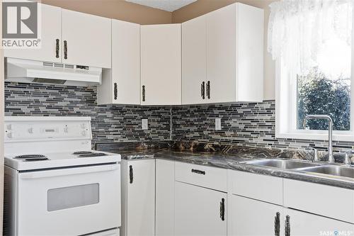 538 Bowman Lane, Saskatoon, SK - Indoor Photo Showing Kitchen With Double Sink