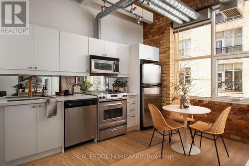 321 - 955 Queen Street W, Toronto, ON - Indoor Photo Showing Kitchen