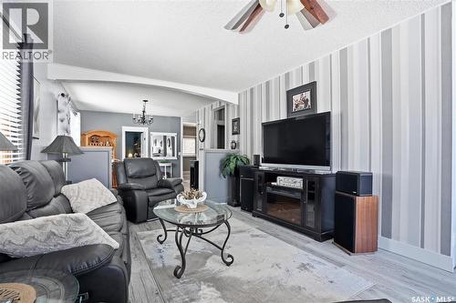 408 1St Street S, Waldheim, SK - Indoor Photo Showing Living Room