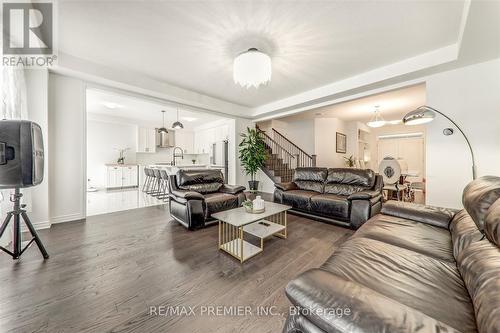 609 Mika Street, Innisfil, ON - Indoor Photo Showing Living Room