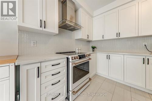 609 Mika Street, Innisfil, ON - Indoor Photo Showing Kitchen