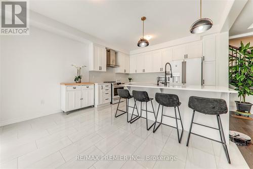 609 Mika Street, Innisfil, ON - Indoor Photo Showing Kitchen With Upgraded Kitchen