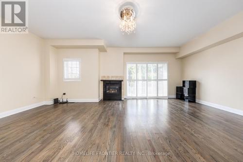 289 - 23 Observatory Lane, Richmond Hill, ON - Indoor Photo Showing Living Room With Fireplace