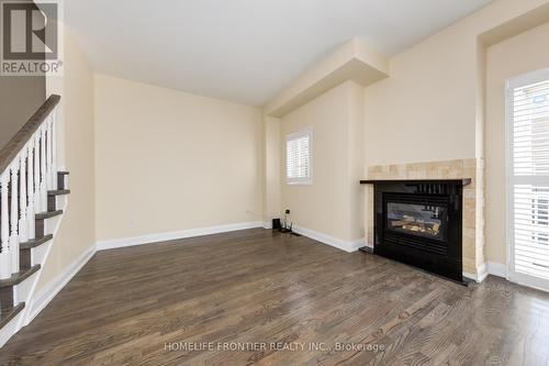 289 - 23 Observatory Lane, Richmond Hill, ON - Indoor Photo Showing Living Room With Fireplace