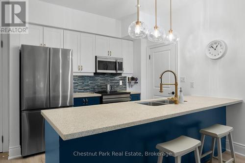 402 - 391B Manitoba Street, Bracebridge (Macaulay), ON - Indoor Photo Showing Kitchen With Stainless Steel Kitchen With Double Sink With Upgraded Kitchen