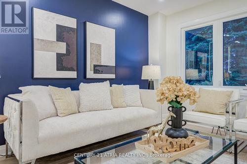 10 - 590 Sandhurst Circle, Toronto, ON - Indoor Photo Showing Living Room