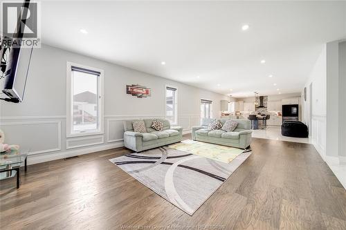 4433 Belmont, Comber, ON - Indoor Photo Showing Living Room