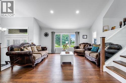 833 Talbot Road East, Leamington, ON - Indoor Photo Showing Living Room