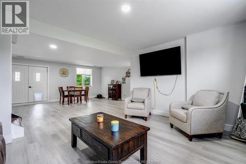 833 Talbot Road East, Leamington, ON - Indoor Photo Showing Living Room