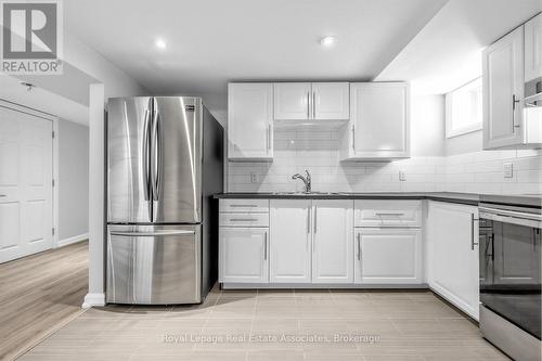 273 Bluegrass Boulevard, Richmond Hill, ON - Indoor Photo Showing Kitchen