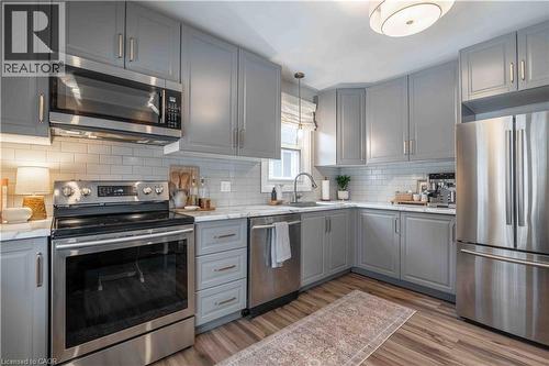 35 Charles Avenue, St. Catharines, ON - Indoor Photo Showing Kitchen With Upgraded Kitchen