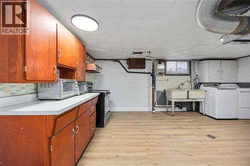 924 London Road, Sarnia, ON - Indoor Photo Showing Laundry Room