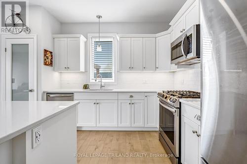 52 Charter Creek Court, St. Thomas, ON - Indoor Photo Showing Kitchen With Upgraded Kitchen