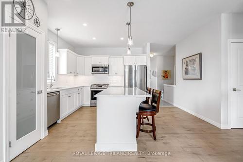 52 Charter Creek Court, St. Thomas, ON - Indoor Photo Showing Kitchen With Upgraded Kitchen