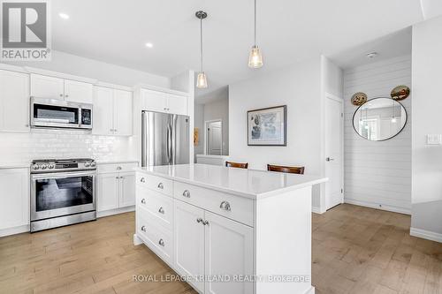 52 Charter Creek Court, St. Thomas, ON - Indoor Photo Showing Kitchen With Upgraded Kitchen
