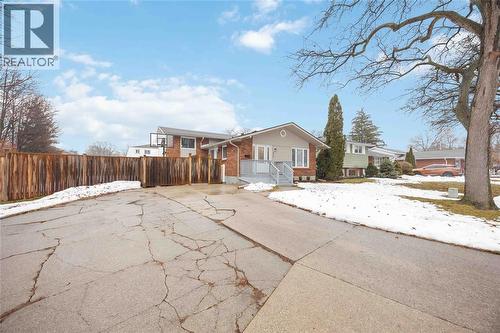 929 Assiniboine Crescent, Sarnia, ON - Outdoor