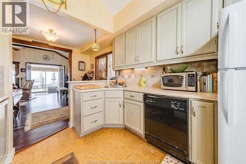 499 Lakeside Drive, Harrow, ON - Indoor Photo Showing Kitchen