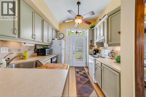 499 Lakeside Drive, Harrow, ON - Indoor Photo Showing Kitchen
