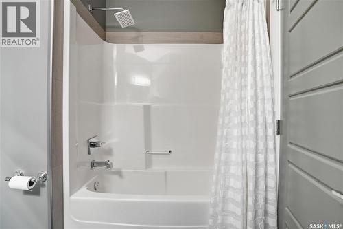 311 Mahabir Court, Saskatoon, SK - Indoor Photo Showing Bathroom