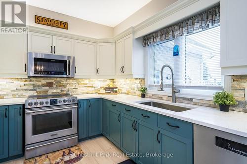 28 Boyd Crescent, Oro-Medonte (Moonstone), ON - Indoor Photo Showing Kitchen With Upgraded Kitchen
