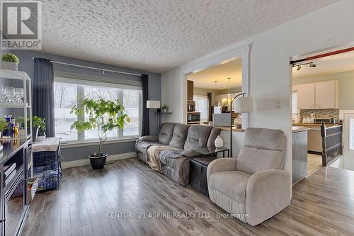 368 Bell Street, Pembroke, ON - Indoor Photo Showing Living Room