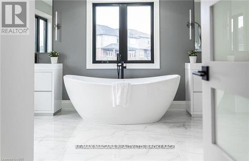 2782 Canadiana Court, Fort Erie (Black Creek), ON - Indoor Photo Showing Bathroom