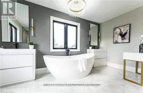 2782 Canadiana Court, Fort Erie (Black Creek), ON - Indoor Photo Showing Bathroom