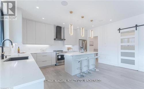 2782 Canadiana Court, Fort Erie (Black Creek), ON - Indoor Photo Showing Kitchen With Upgraded Kitchen