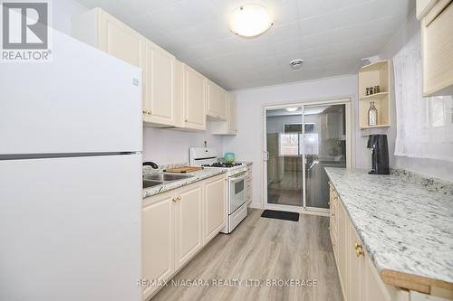 60 Dunkirk Road, Welland (Lincoln/Crowland), ON - Indoor Photo Showing Kitchen With Double Sink With Upgraded Kitchen