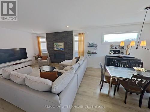 51 Nancy Street, Russell, ON - Indoor Photo Showing Living Room