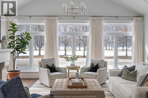 256 Pentilly Road, Tecumseh, ON - Indoor Photo Showing Living Room