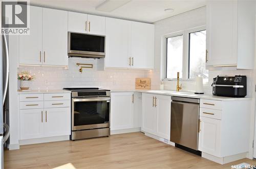 28 Malta Crescent, Saskatoon, SK - Indoor Photo Showing Kitchen With Upgraded Kitchen