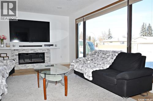 28 Malta Crescent, Saskatoon, SK - Indoor Photo Showing Living Room With Fireplace