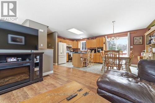 28 Bob Seguin Drive, Laurentian Hills, ON - Indoor Photo Showing Living Room
