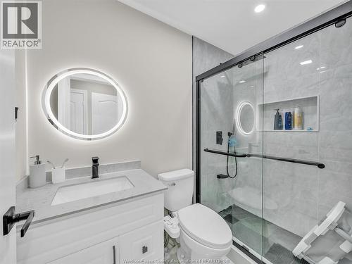 433 Rosewood, Lakeshore, ON - Indoor Photo Showing Bathroom