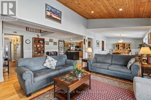 119 Kingston Drive, West Grey, ON - Indoor Photo Showing Living Room