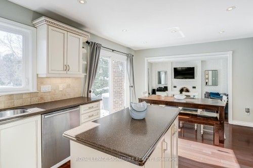 81 Garden Avenue, Richmond Hill, ON - Indoor Photo Showing Kitchen