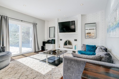 81 Garden Avenue, Richmond Hill, ON - Indoor Photo Showing Living Room