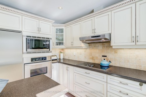 81 Garden Avenue, Richmond Hill, ON - Indoor Photo Showing Kitchen