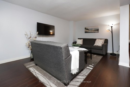 11-444 Silverstone Drive, Toronto, ON - Indoor Photo Showing Living Room