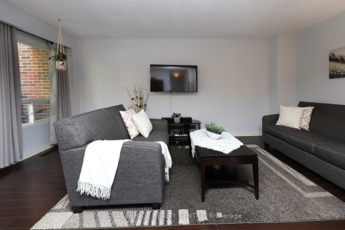 11-444 Silverstone Drive, Toronto, ON - Indoor Photo Showing Living Room