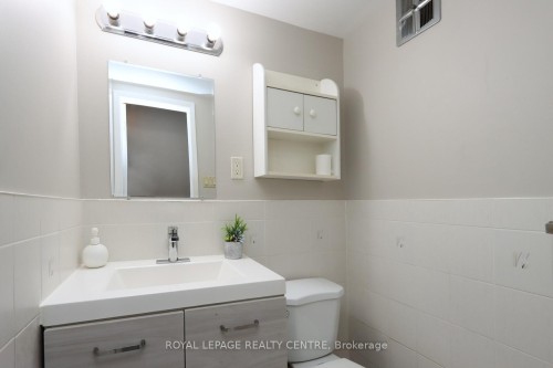 11-444 Silverstone Drive, Toronto, ON - Indoor Photo Showing Bathroom