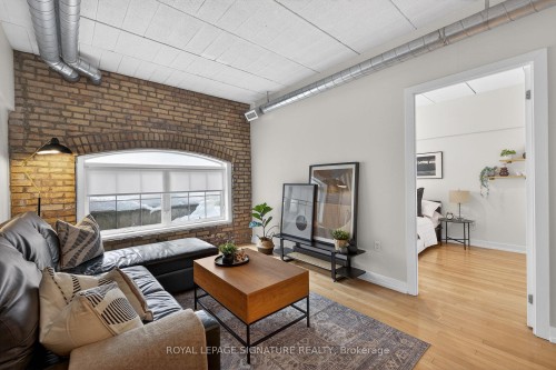 213-1100 Lansdowne Avenue, Toronto, ON - Indoor Photo Showing Living Room