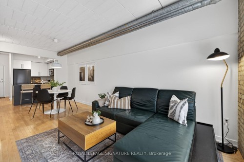 213-1100 Lansdowne Avenue, Toronto, ON - Indoor Photo Showing Living Room