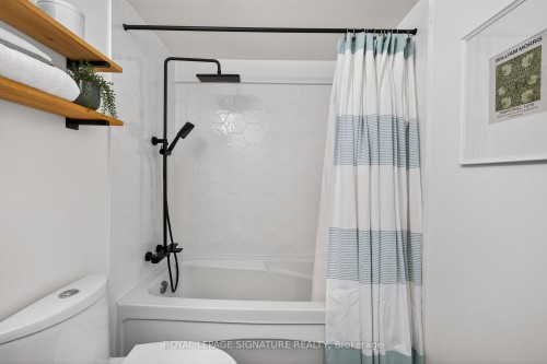 213-1100 Lansdowne Avenue, Toronto, ON - Indoor Photo Showing Bathroom