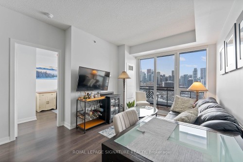 1405-225 Sackville Street, Toronto, ON - Indoor Photo Showing Living Room