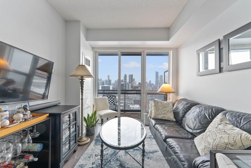 1405-225 Sackville Street, Toronto, ON - Indoor Photo Showing Living Room