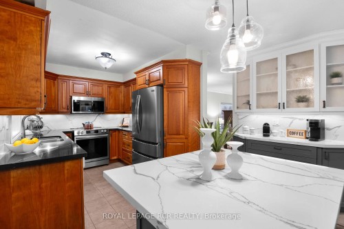 43 Goldgate Crescent, Orangeville, ON - Indoor Photo Showing Kitchen With Double Sink With Upgraded Kitchen