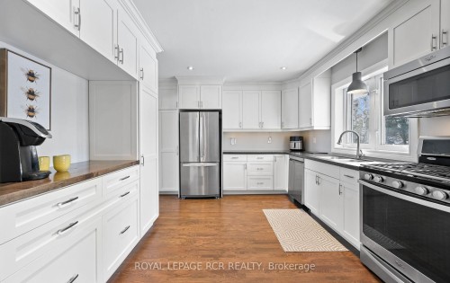 15 Banting Drive, Orangeville, ON - Indoor Photo Showing Kitchen With Upgraded Kitchen